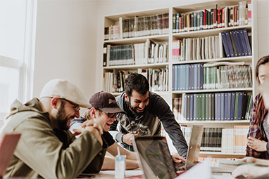 Jeunes adultes qui travaillent et discutent
